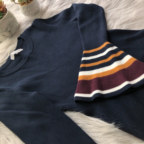 3/$30 ALL ITEMS WILL BE GONE BEFORE HOLIDAY AND NEGOTIABLE/BUY NOW! Bell Sleeve - Picture 2 of 3